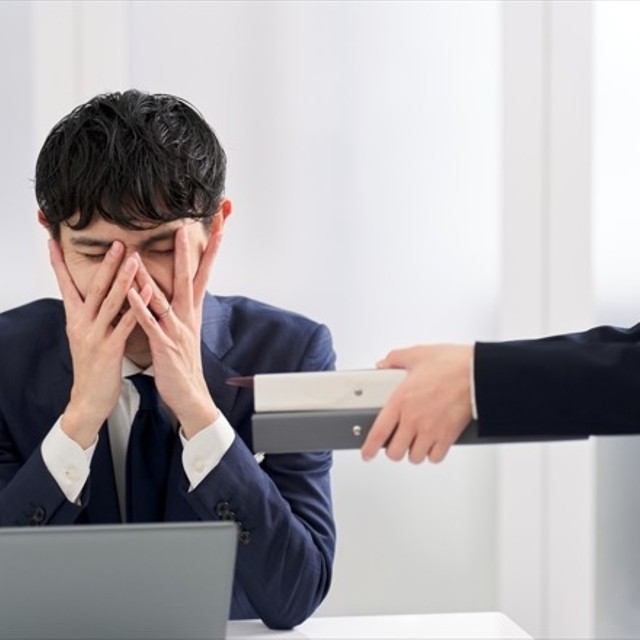 仕事をうまく断れない…　※画像はイメージです（まぽ/photoAC）