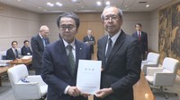 水道事業等審議会が池田豊人知事に答申書を手渡し