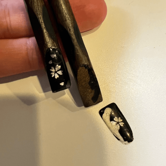 箸の先端（左）と問題の破片（右）を並べた様子。見た目はネイルチップそのもの／AKOさん（ako0105）提供