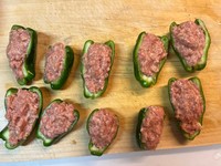 ピーマンの表面（外側）をフォークなりナイフなりで傷をつけるとピーマンから肉が剥がれなくなる（提供：ゴリゾン・ライカ-6yさん）