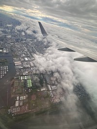 ぐるぐるうづまきさんから編集部に送られてきた上昇中の機内から写した一枚。こちらも拡大してよーく見ると右上に「スカイツリー」の最頂部が写ってますね！（画像提供：ぐるぐるうづまきさん）