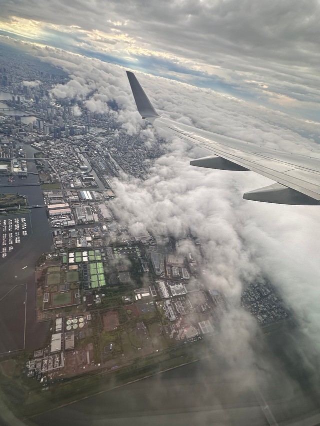 ぐるぐるうづまきさんから編集部に送られてきた上昇中の機内から写した一枚。こちらも拡大してよーく見ると右上に「スカイツリー」の最頂部が写ってますね！（画像提供：ぐるぐるうづまきさん）