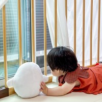 「ぷしゅぷしゅ」のぬいぐるみと外を見る息子さん（画像提供：のっさん R6 9:3さん）
