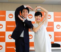 小泉進次郎・滝川クリステル夫妻になりきった信濃岳夫（左）と金原早苗