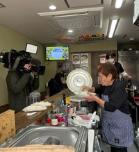 かつては、テレビの取材も受けました（「赤川うどん 元祖立喰い」さん提供、Instagramよりキャプチャ撮影）