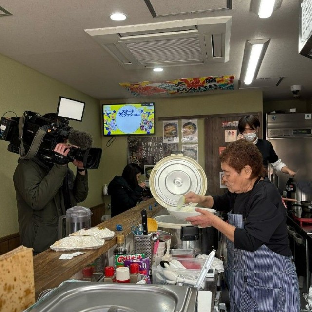 かつては、テレビの取材も受けました（「赤川うどん 元祖立喰い」さん提供、Instagramよりキャプチャ撮影）