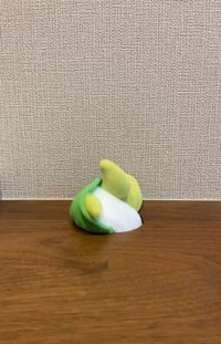 また穴の中に！（「保護猫あぶら&ぽんず」さん提供、Instagramよりキャプチャ撮影）