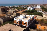 バジさんたちが建設中の土れんがを使った家＝2023年12月27日、セネガル西部、シェイク・サイ撮影