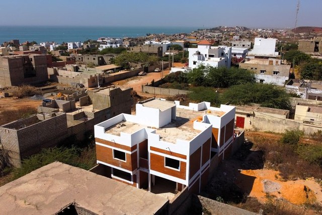 バジさんたちが建設中の土れんがを使った家＝2023年12月27日、セネガル西部、シェイク・サイ撮影