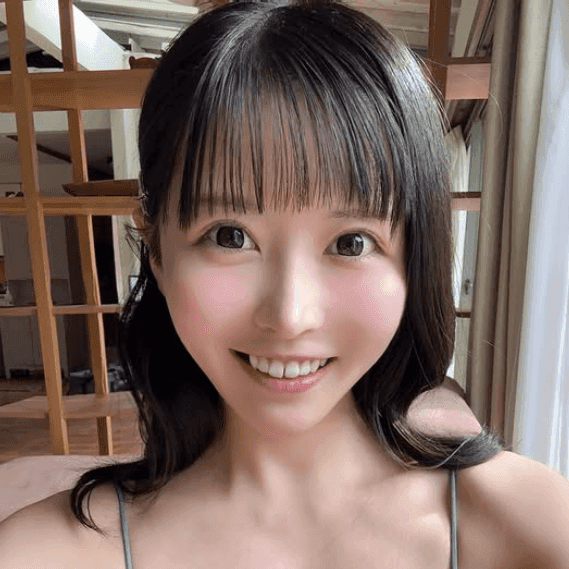 「FLASH」（25年12月2日発売号）に登場した丸山りさのオフショット　本人のX（＠risamaruchan_）より＝2025年12月3日投稿