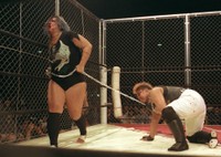 アジャ・コング（右）を引きずり回すブル中野＝2011年