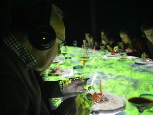 ポテチのパリパリ音は新鮮さを増す「調味料」　ヘッドホン装着で食べるレストランも