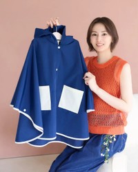 完成したレインポンチョを披露する北川景子©天日恵美子