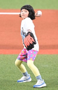 始球式に登場した永尾柚乃