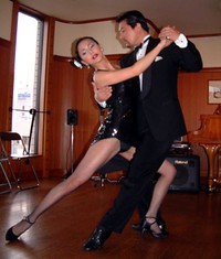 ダンスを披露する杉本彩＝2002年