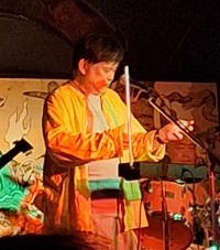 電子楽器テルミンを駆使しながら代表曲を披露したヒカシューの巻上公一＝新宿ロフトプラスワン