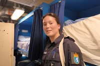 フリゲート艦内の居室を案内するアマイア・フライシャーさん。2段ベッドが並ぶ=2025年2月11日、ノルウェー・ベルゲンの海軍基地、荒ちひろ撮影