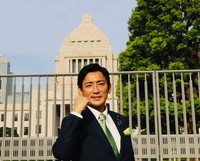 登院一番乗りの臼井正一参議院議員