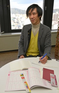 ／「日本左利き協会」発起人で代表の大路さん。「右利きの人たちも巻き込んで相互理解を深めたい」と意気込みを語る（京都市中京区）