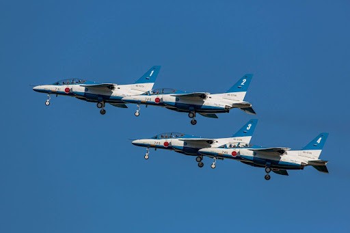 複数の機体で飛行するブルーインパルス※画像はイメージです（w_p_o/stock.adobe.com）