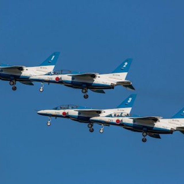 複数の機体で飛行するブルーインパルス※画像はイメージです（w_p_o/stock.adobe.com）