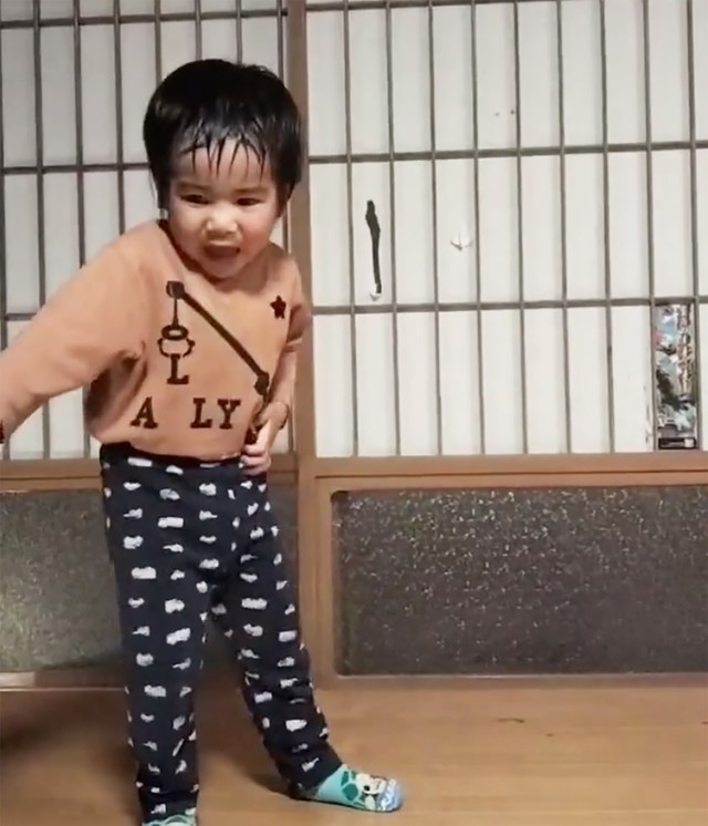 渾身の『BAD』で汗びっしょり。障子に穴を開けた瞬間は悪い顔になってます（画像：重松さんインスタグラムより）