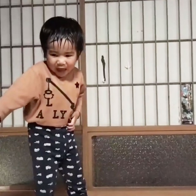 渾身の『BAD』で汗びっしょり。障子に穴を開けた瞬間は悪い顔になってます（画像：重松さんインスタグラムより）
