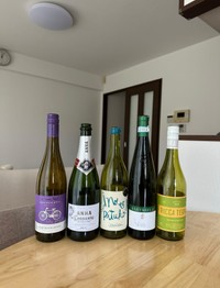 一番左が「コノスル ゲヴェルツトラミネール」／パパイヤの東京飯（@papaya_tokyodate）さん提供