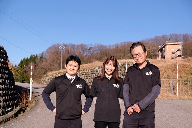 坪野鉱泉（奥）での撮影に同行した前佛さん（右）ら富山県ロケーションオフィスを担当する職員