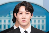 米ホワイトハウスの定例会見で記者団に韓国語で話すBTSのJ―HOPEさん