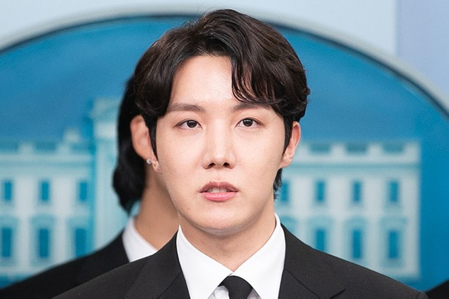 米ホワイトハウスの定例会見で記者団に韓国語で話すBTSのJ―HOPEさん