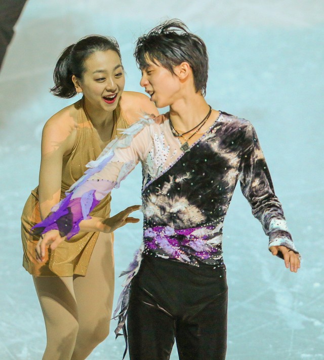 エキシビションのフィナーレで言葉を交わす浅田真央と羽生結弦