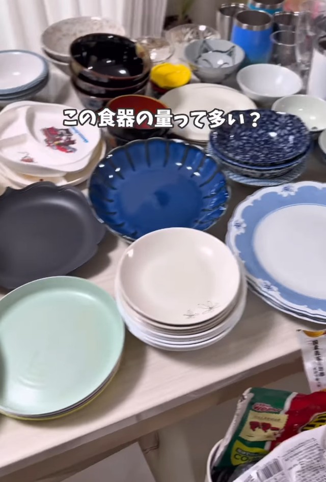 大量の食器／くり子さん（@kuriko_kurashi）提供