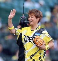 セレモニーを終え笑顔を見せる上地雄輔＝甲子園