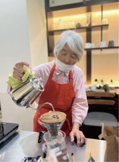 きらめきサロンでコーヒーを淹れるメンバーさん