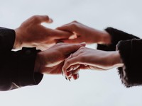 抱きしめてほしい夜に、いない恋人。求め、拒み、迷う肌の触れ合い…2022年に読まれた「恋愛」カテゴリー発表！