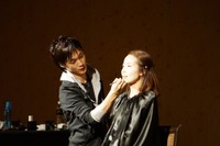 講演でメイク指導をするmawakiさん