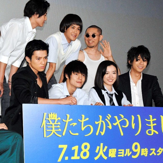 ドラマで共演した窪田正孝（前列中央）と水川あさみ（同左端）＝2017年