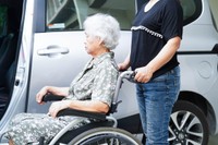 義母の介護、嫁が一人で担うべき？※画像はイメージです（manassanant/stock.adobe.com）