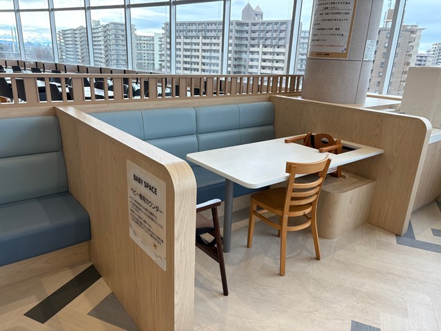 イオンモール伊丹のベビーチェアが埋まっているテーブル（提供：イオンモール伊丹）