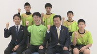 高松市長を訪問した「檀紙ゴッドイーグル」の監督と6年生4人