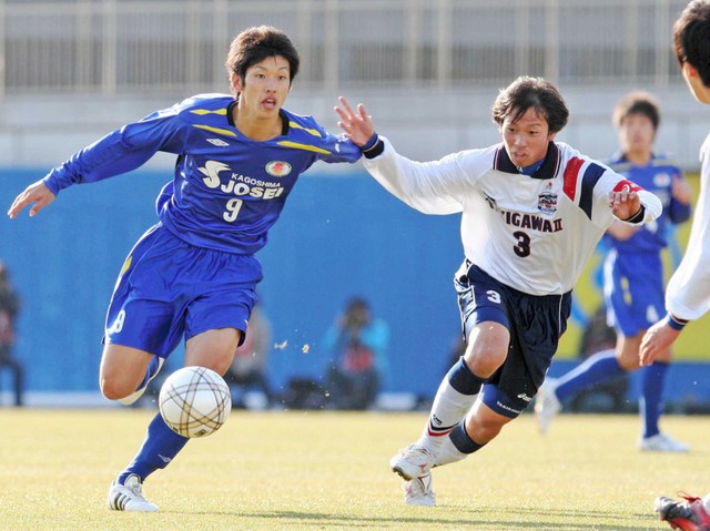 競り合う鹿児島城西・大迫(左)と滝川二・中西＝2009年1月5日