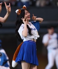 きつねダンスを披露する鈴木愛理＝エスコンフィールド