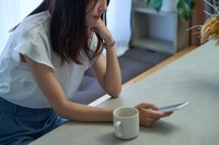自分から連絡するか迷う…　※画像はイメージです（maru54/stock.adobe.com）