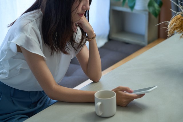 自分から連絡するか迷う…　※画像はイメージです（maru54/stock.adobe.com）