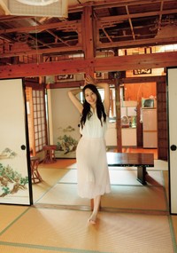 『音羽美奈ファースト写真集　かなでる。』（双葉社・撮影/鈴木ゴータ　プロデュース/松浦健一）