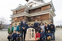 前回の竜王戦でも福知山の子どもたちが羽生善治竜王(当時)と広瀬章人八段をお出迎え