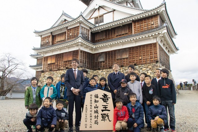 前回の竜王戦でも福知山の子どもたちが羽生善治竜王(当時)と広瀬章人八段をお出迎え