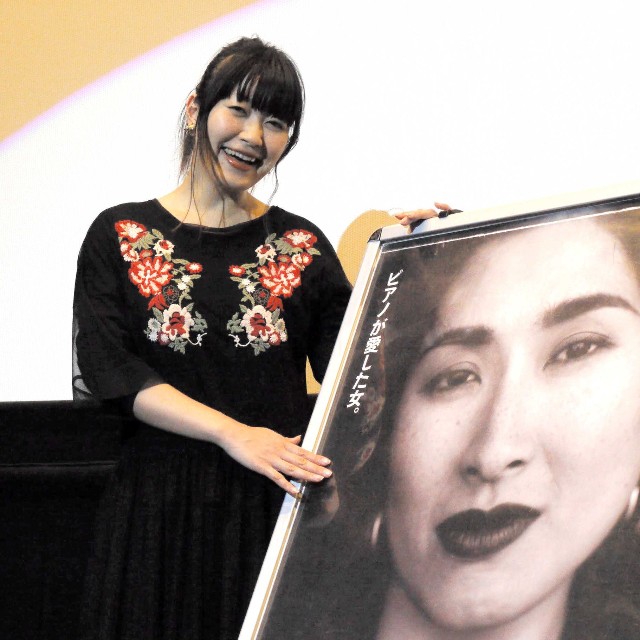 母・矢野顕子のポスターと並ぶ坂本美雨＝2017年