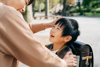 母親に褒められて喜ぶ男の子※画像はイメージです（buritora/stock.adobe.com）